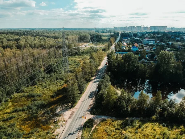 Foto aérea drone, casas de campo, lago, bosque. Día, Sunny. Rusia, San Petersburgo . — Foto de Stock