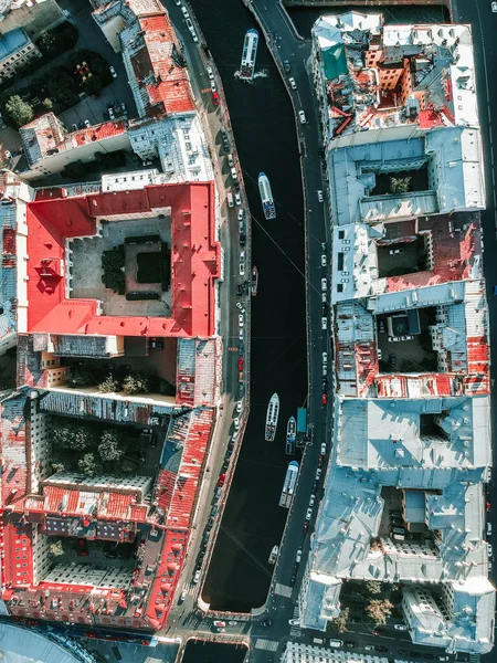 Saint Petersburg 'un, Moika Nehri' nin, nehir teknelerinin ve eğlence teknelerinin havadan çekilmiş fotoğrafı. Rusya — Ücretsiz Stok Fotoğraf