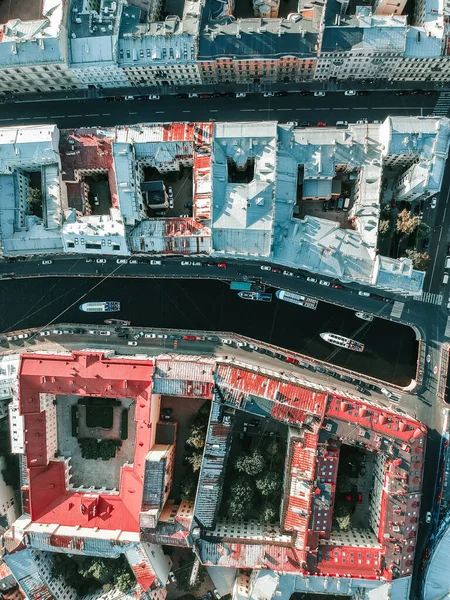 Photographie aérienne du centre de Saint-Pétersbourg, rivière Xoka, bateaux fluviaux et bateaux de plaisance. Russie — Photo
