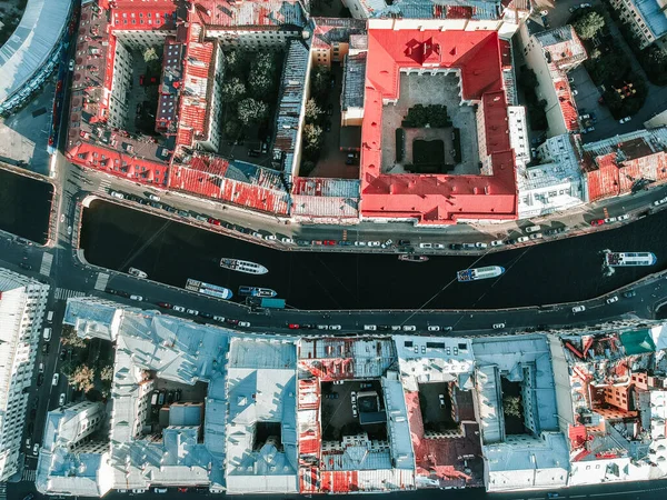 Letecká fotografie centra Petrohradu, řeky Moiky, říčních člunů a výletních lodí. Rusko — Stock fotografie