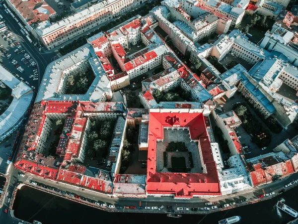 Saint Petersburg 'un, Moika Nehri' nin, nehir teknelerinin ve eğlence teknelerinin havadan çekilmiş fotoğrafı. Rusya