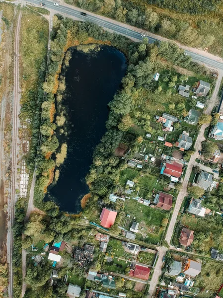 Letecký dron, venkovské domy, jezero, les. Ahoj, Sunny. Rusko, Petrohrad. — Stock fotografie