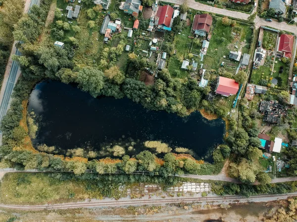Letecký dron, venkovské domy, jezero, les. Ahoj, Sunny. Rusko, Petrohrad. — Stock fotografie