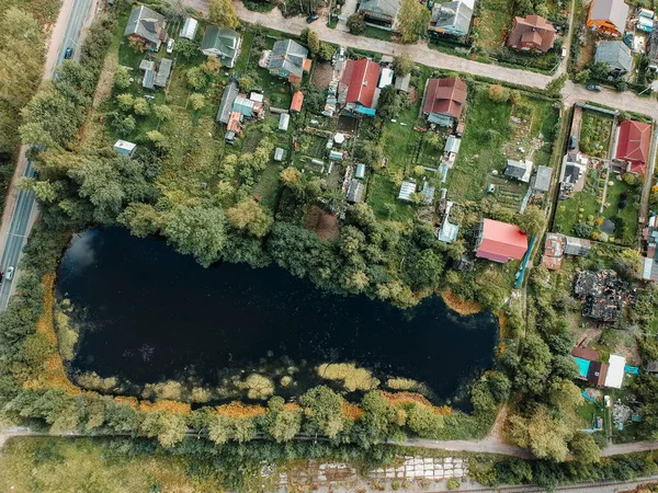 Drone foto aérea, casas de campo, lago, floresta. Dia, Sunny. Rússia, São Petersburgo . — Fotografia de Stock