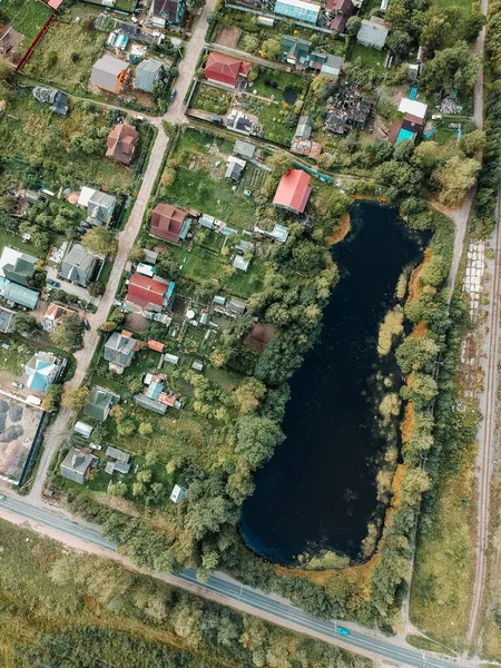 Dronă foto aeriană, case de țară, lac, pădure. Ziua, Sunny. Rusia, Sankt Petersburg . — Fotografie, imagine de stoc