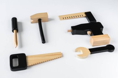 Çocuklar beyaz arka planda tahta aletler. Diy konsepti. Testere, matkap, tornavida, çekiç, anahtar altıgen.