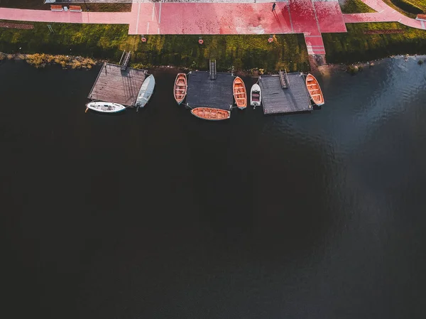 Pandangan udara ke gudang perahu. Rowing melatih perahu ditambatkan ke dermaga. Rusia, St. Petersburg . — Stok Foto