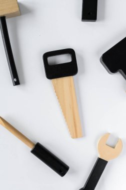 Çocuklar beyaz arka planda tahta aletler, kompozisyonun ortasında altıgen görmüşler. Ölüm konsepti