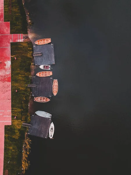 Vista aérea a la casa de botes. Barcos de entrenamiento de remo amarrados al muelle. Rusia, San Petersburgo . — Foto de stock gratuita