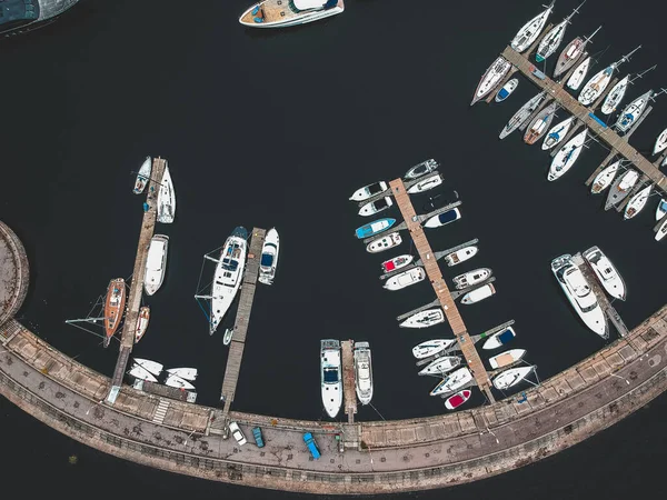 Aerialphoto jacht klub törött vízzel. Jachtok, motorcsónakok, vitorlások, kikötőhelyek, mólók. — Stock Fotó