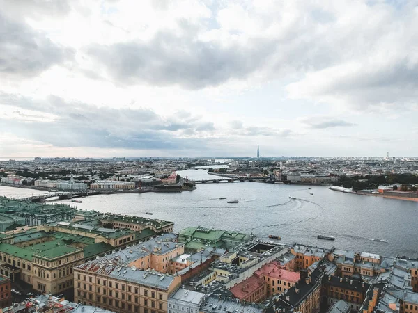 Foto aérea del río Neva, el centro de San Petersburgo, techos, barco fluvial7. Rusia — Foto de Stock