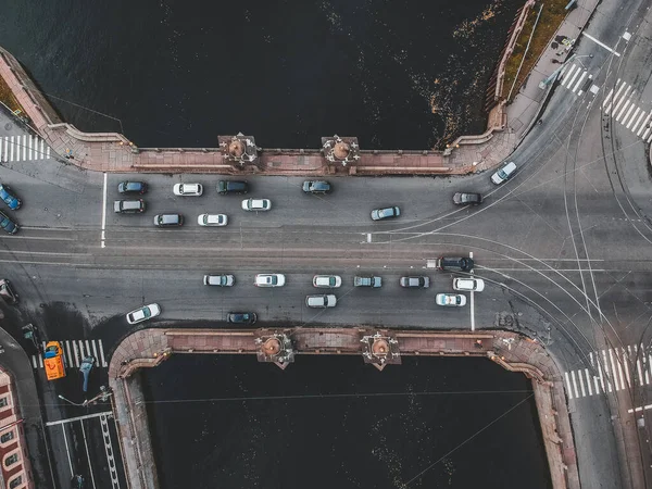 Vue aérienne du pont de la rivière Fontanka, circulation routière, Flatley. Saint-Pétersbourg, Russie . — Photo