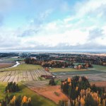 Widok z lotu ptaka żyznych pól uprawnych i lasów. Zdjęcie zrobione dronowi. Finlandia, Pornainen.