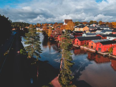 Nehir kenarındaki eski kırmızı evin ve ahırların havadan görüntüsü. Fotoğraf bir İHA 'dan çekildi. Finlandiya, Porvoo.