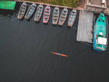 Nehirde kanoyla Aerialfoto kürekçisi eğitimi.