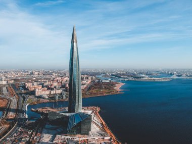 Ariel manzaralı şehir manzaralı kuşbakışı arka planda ve otoyolda modern gökdelen. 25.10.2019 Rusya, St. Petersburg. Lakhta merkezi