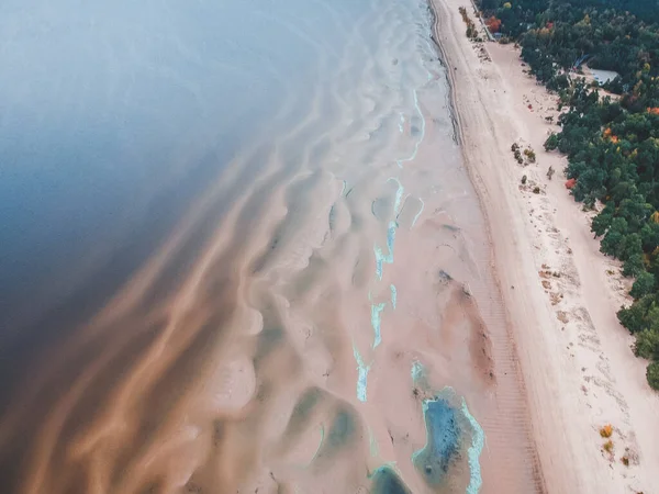 Fotografie aeriană a plajei Mării Baltice. Valuri azure, crestături de nisip, urme de paşi în nisip . — Fotografie de stoc gratuită