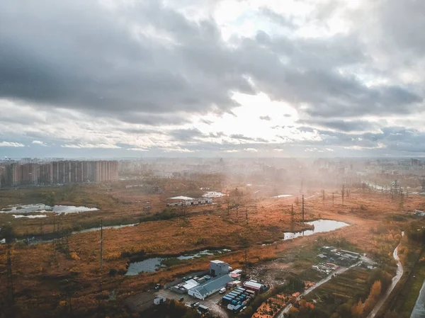 ดวงอาทิตย์ตกทางอากาศเหนือเมืองในพายุฝนฟ้าคะนองรุนแรง เซนต์ปีเตอร์สเบิร์ก รัสเซีย . — ภาพถ่ายสต็อก