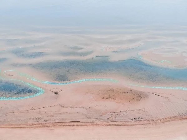 バルト海のビーチの空中写真。Azure波、砂の尾根、砂の足跡. — ストック写真