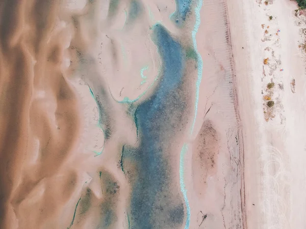 Luftbild vom Ostseestrand. Azurblaue Wellen, Sandrücken, Fußabdrücke im Sand. — Stockfoto