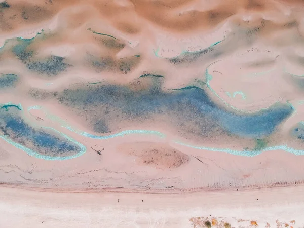 Foto aerea della spiaggia del Mar Baltico. Onde azzurre, creste di sabbia, impronte sulla sabbia . — Foto Stock