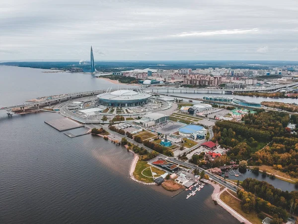 Aerialphoto St Petersburg med västra höghastighetsdiameter, Zenit arena stadion, och en skyskrapa. — Stockfoto