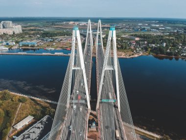 Neva nehrinin üzerinde bir köprü vidası var. St. Petersburg, Rusya. Düz