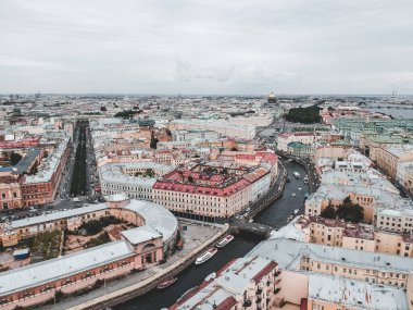 St. Petersburg hava fotoğraf merkezi, çatılar, Moika nehri, Neva nehri, Palace Meydanı. Gün batımı ışığı.