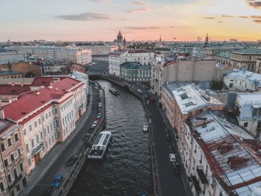 Gün batımında Moika Nehri 'nin havadan çekilmiş fotoğrafı. Nehir tekneleri, üst manzara. Rusya, St. Petersburg