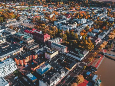 Tarihi şehir merkezinin havadan görünüşü, eski evler, çatılar, sokaklar. Fotoğraf bir İHA 'dan çekildi. Finlandiya, Porvoo