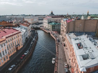 Aerialphoto Moika nehri, şehir merkezi, eski evler, nehir tekneleri. St. Petersburg, Rusya.