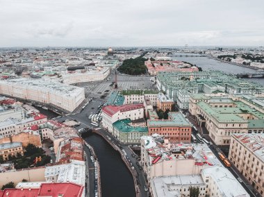Moika Nehri 'nin havadan çekilmiş fotoğrafı, St. Petersburg' un merkezi, çatılar, nehir tekneleri.