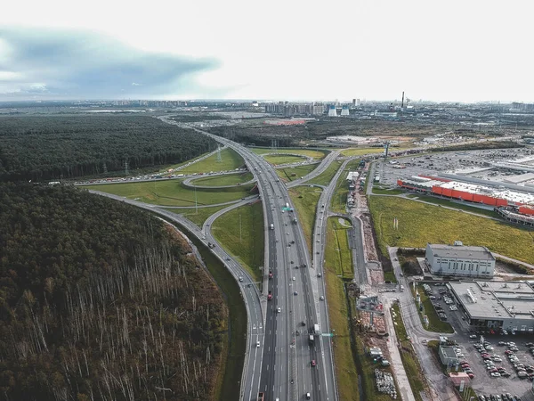 Luftbildautobahn, Autobahnkreuz, Auto, Wald. petersburg, russland — Stockfoto
