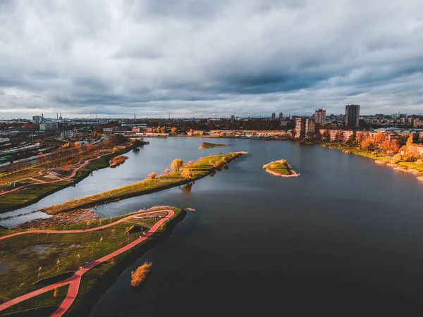 Letecký výhled na město a jezero. Rusko, Petrohrad — Stock fotografie