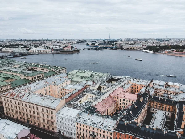 Letecká fotografie řeky Nevy, centrum Petrohradu, střechy, říční lodě — Stock fotografie
