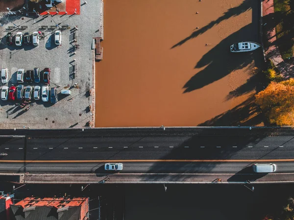 Letecký pohled na historické centrum města, silniční most přes řeku Porvoonjoki. Fotka pořízená dronem. Finsko, Porvoo. — Stock fotografie