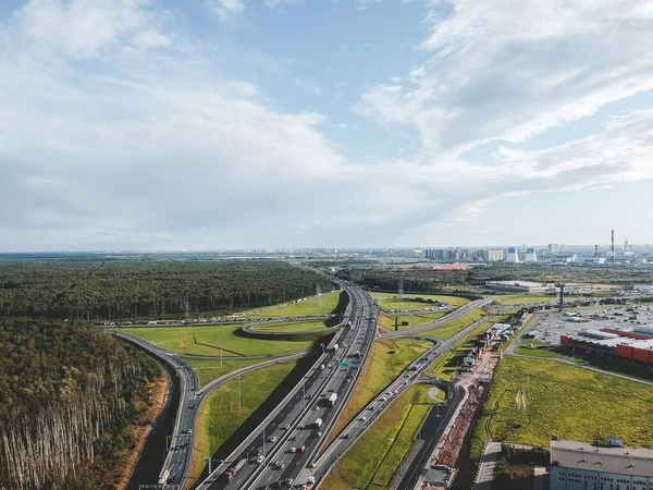 Autopista de fotos aéreas, intercambio, coche, bosque. San Petersburgo, Rusia — Foto de Stock