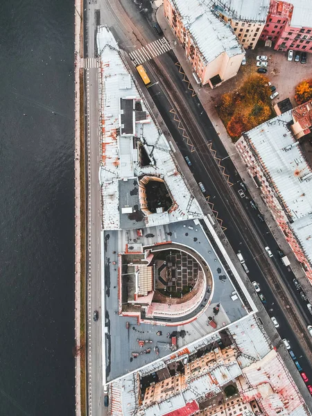 Widok z powietrza na stare miasto, dachy zabytkowych domów, drogi, ruch samochodowy. Petersburg, Rosja. — Zdjęcie stockowe