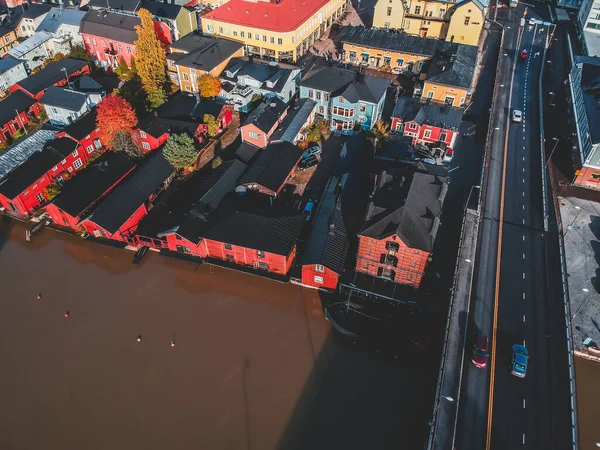 Vue aérienne de la vieille maison rouge et des granges au bord de la rivière. Photo prise depuis un drone. Finlande, Porvoo . — Photo