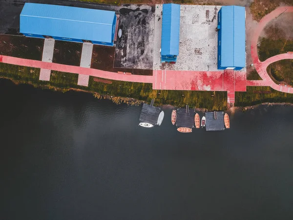 Вид с воздуха на лодочный сарай. Гребные тренировочные лодки пришвартованы к пирсу. Russia, Saint Petersburg . — стоковое фото
