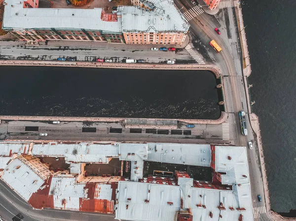 Griboyedov Kanalı 'nın havadan görünüşü, şehir merkezindeki tarihi evlerin çatıları. St. Petersburg, Rusya — Stok fotoğraf