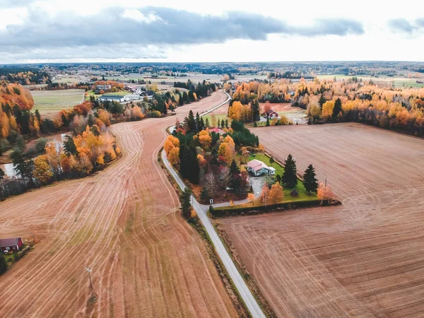 Vista aérea de campos y bosques. Foto tomada de un dron. Finlandia, Pornainen . — Foto de Stock