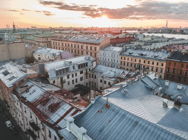 Aerial photo of the city center, the roofs of old houses. River boats. Russia, St. Petersburg — Stockfoto