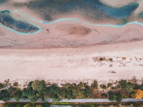 Foto aérea de la playa del mar Báltico. Olas azules, crestas de arena, huellas en la arena . —  Fotos de Stock