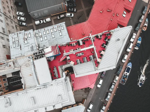 Foto aérea del restaurante en la azotea, terraza, centro de San Petersburgo, techos, barcos de río — Foto de Stock