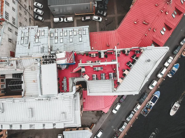 Zdjęcie lotnicze restauracji na dachu, taras, centrum Sankt Petersburga, dachy, łodzie rzeczne — Zdjęcie stockowe
