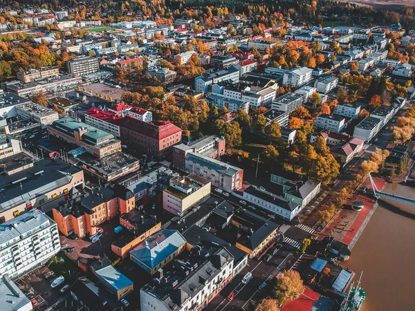 Pemandangan udara dari pusat kota bersejarah, rumah tua, atap, jalan-jalan. Foto diambil dari drone. Finlandia, Porvoo — Stok Foto