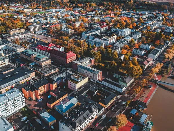 Tarihi şehir merkezinin havadan görünüşü, eski evler, çatılar, sokaklar. Fotoğraf bir İHA 'dan çekildi. Finlandiya, Porvoo