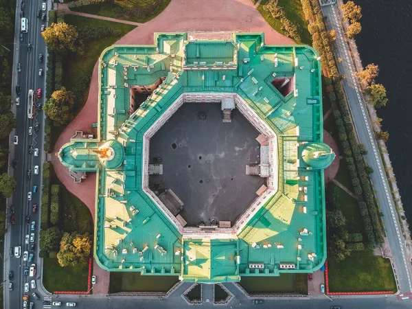Foto aérea del castillo de Mikhailovsky, el Palacio de Ingeniería. Rusia, San Petersburgo. Al atardecer. Flatley. — Foto de Stock