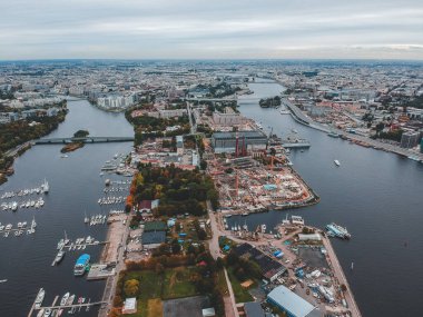St. Petersburg 'daki Aerialphoto panorama, Petrvosky Adası' ndaki yerleşim alanlarının inşaatı.